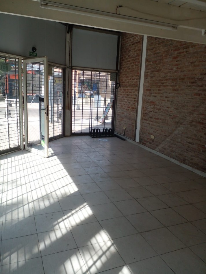 ALQUILER- LOCAL COMERCIAL EN ESQUINA