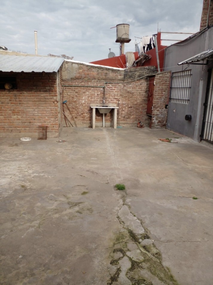 VENTA -  CASA  AMPLIA CON PATIO