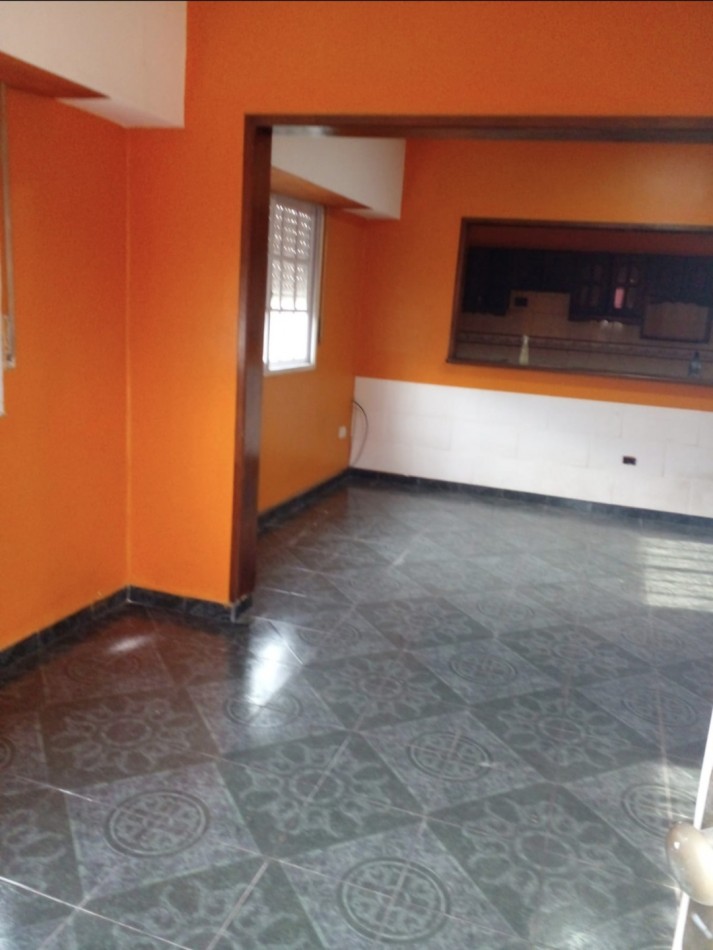 VENTA -  CASA  AMPLIA CON PATIO
