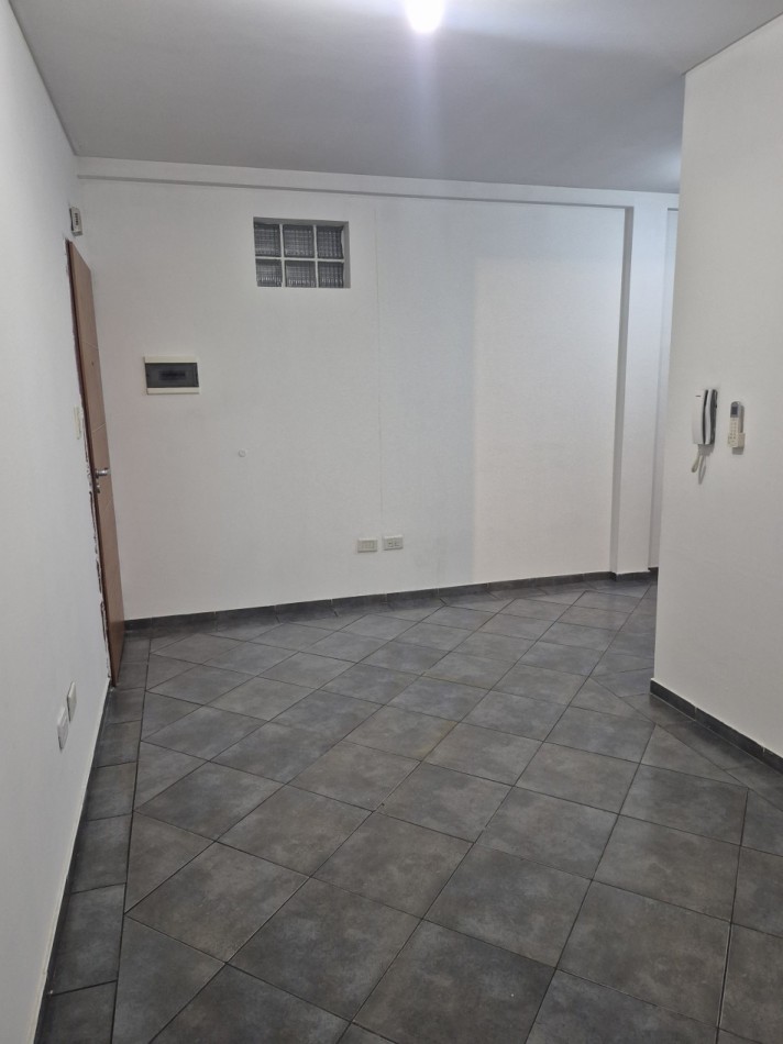 ALQUILER- Amplio Departamento 2 ambientes con cochera