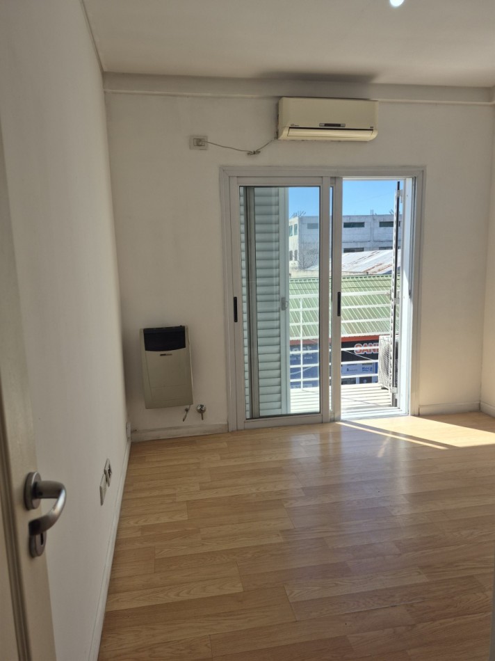 ALQUILER- Amplio Departamento 2 ambientes con cochera