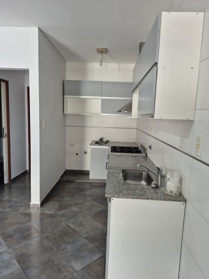 ALQUILER- Amplio Departamento 2 ambientes con cochera