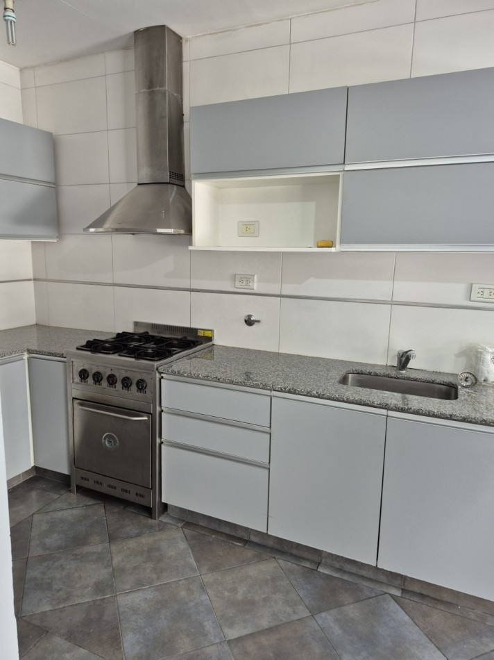 ALQUILER- Amplio Departamento 2 ambientes con cochera