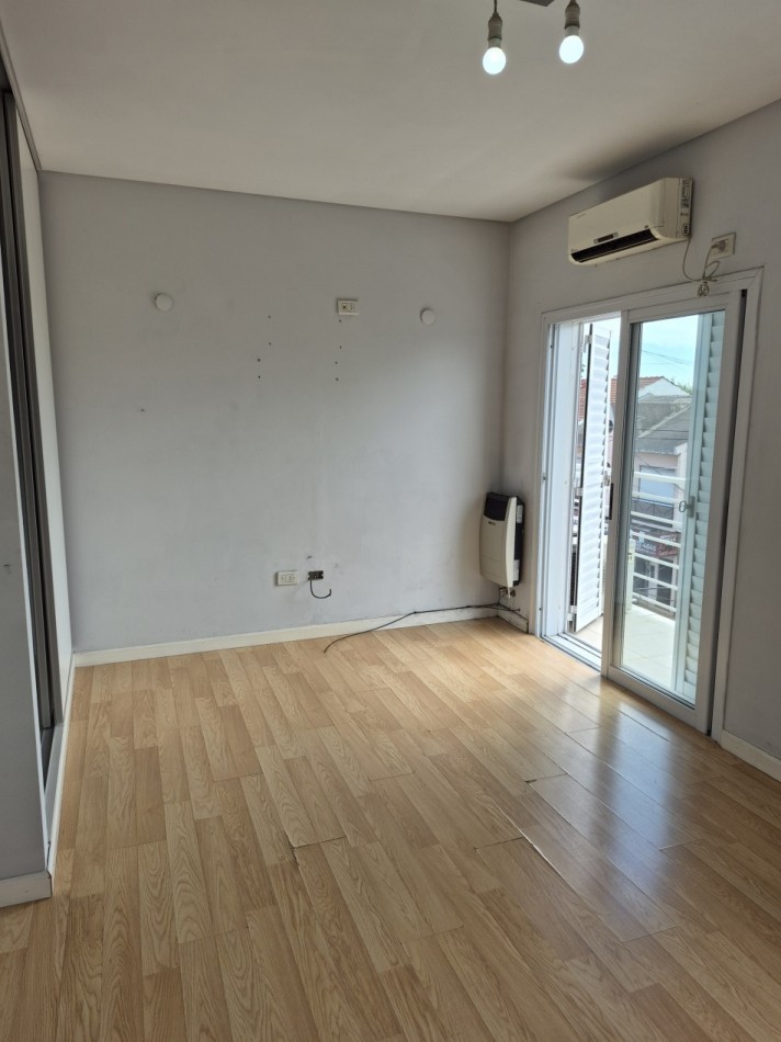 ALQUILER- Amplio Departamento 2 ambientes con cochera