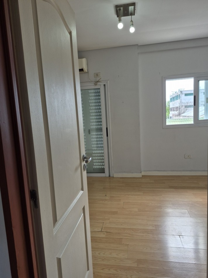 ALQUILER- Amplio Departamento 2 ambientes con cochera