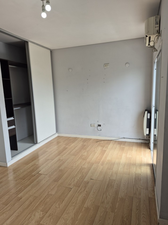 ALQUILER- Amplio Departamento 2 ambientes con cochera