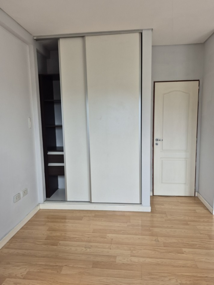 ALQUILER- Amplio Departamento 2 ambientes con cochera