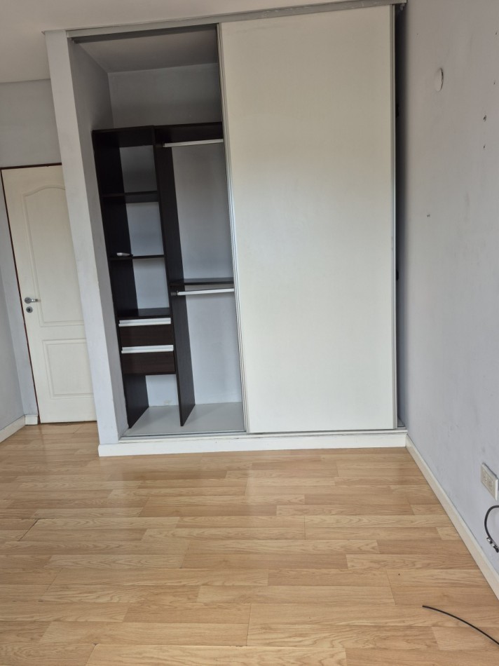 ALQUILER- Amplio Departamento 2 ambientes con cochera