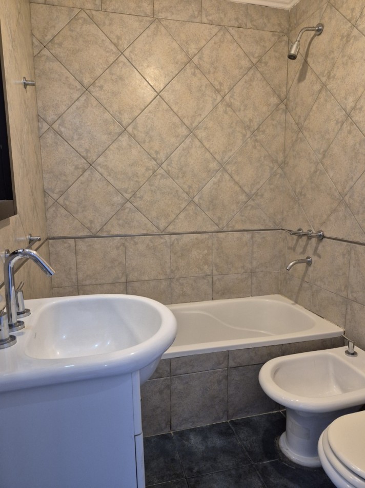 ALQUILER- Amplio Departamento 2 ambientes con cochera