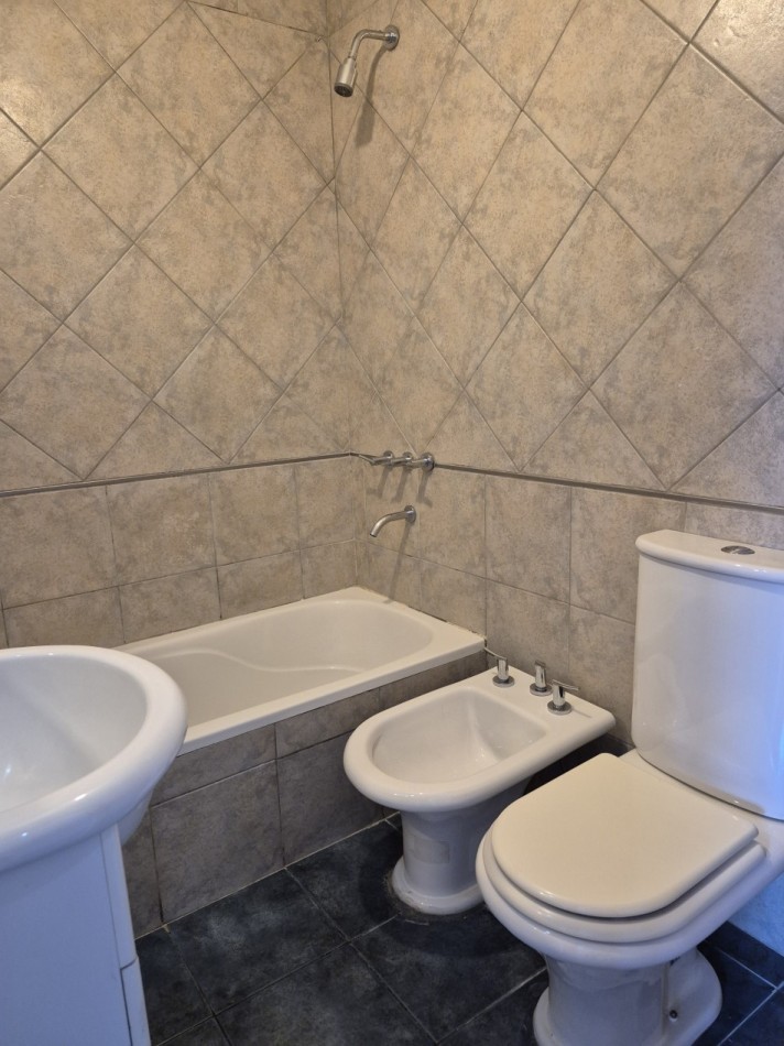 ALQUILER- Amplio Departamento 2 ambientes con cochera